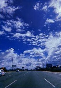 Cielo azul sobre la ruta