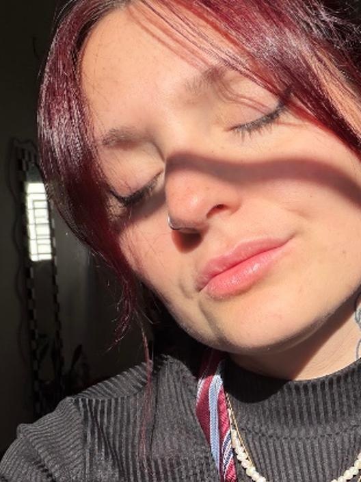 Andi con el sol en la cara