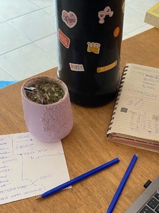 Mate, cuaderno y notas
